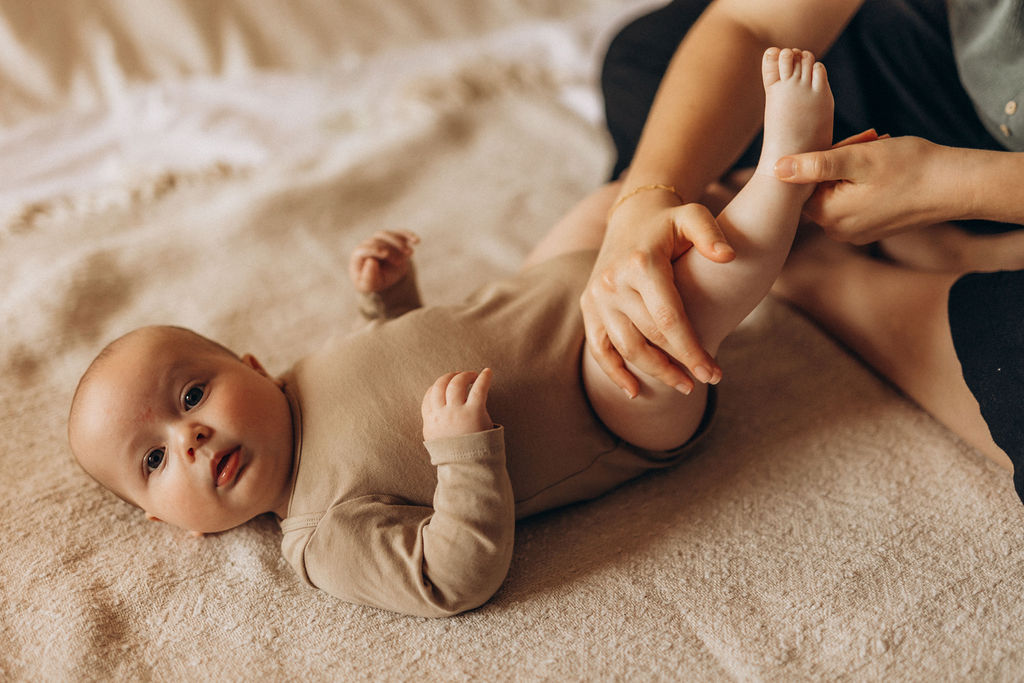 Bébé en train de se faire masser par sa maman
